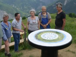 les_3_croix__table_orientation__les-benevoles-et-acteurs-lors-de-la-journee-de-pose-de-la-nouvelle-table-d-orientation-au-lieu-dit-les-trois-croix-photo-le-dl-2021-06